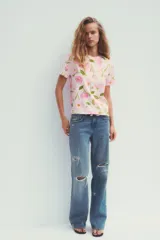 Camiseta de algodón color rosa con estampado de flores.