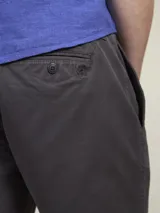 Bermuda color azul marino de corte recto.