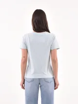 Remera lila con estampado frontal con la frase "Gracias por nada".
