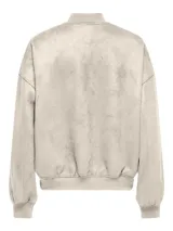 Campera bomber corta color beige, con cuello alto y hombros caídos.