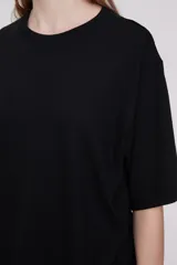 Remera negra de corte ancho y mangas cortas.