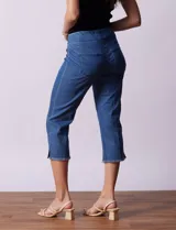 Pantalón capri de denim azul, marca Ruby Rd. Pretina ancha elastizada, bolsillos simulados delanteros, bolsillos aplicados traseros y ruedo desflecado.