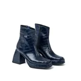 Botas cortas de cuero negro, con cierre lateral, taco de madera forrado en cuero y suela de goma.