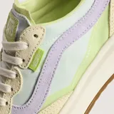 Championes Vans Ultrarange 2.0 con capellada celeste, detalles en verde y amarillo, y logo Vans en el lateral.