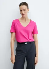 Remera fucsia de algodón, con cuello en V y mangas cortas.