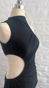 Vestido negro de fiesta, largo midi, con un solo hombro y abertura en la cintura.