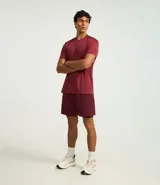 Bermuda deportiva color bordó, confeccionada en poliéster, con cintura elástica, cordón interno ajustable y short de compresión incorporado.