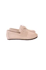Mocasín color avena de cuero gamuzado con lazo frontal y detalle de pasacintas laterales. Suela flexible antideslizante.