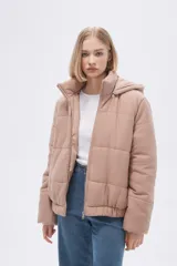 Campera puffer color rosa pálido con capucha, cierre frontal con cremallera y bolsillos laterales.