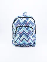 Mochila con estampado de rombos en tonos azul, celeste, rosa y blanco.