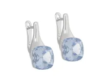 Aros colgantes tipo caravana de plata 925 con cristal de swarovski elements en forma cuadrada de color celeste.