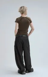 Remera marrón de manga corta y cuello redondo, corte ajustado al cuerpo y largo a la cadera.