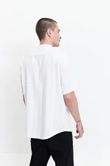 Camisa a rayas con textura, cuello mao y fit slim.