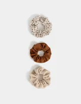 Set de tres scrunchies para el pelo, con diferentes estampados y texturas.