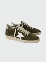 Championes Golden Goose modelo Ball Star, color verde militar de gamuza con estrella plateada y detalles en cuero blanco.