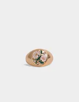 Anillo dorado con diseño de flores esmaltadas en blanco y rosa, con detalles de strass.
