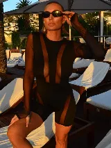 Enterizo negro ajustado de mangas largas con transparencias.