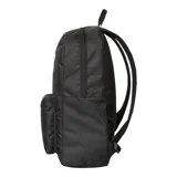 Mochila negra, con compartimento principal amplio y bolsillo frontal con cremallera, ideal para uso diario.