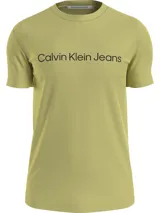 Remera color verde oliva de corte slim fit, cuello redondo y manga corta. Estampado frontal con el logo "Calvin Klein Jeans" en negro.