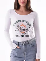 Remera verde militar de manga larga con cuello en V y estampado floral en tonos naranja.
