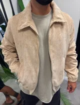 Campera color beige de pana con cierre frontal, cuello camisero y bolsillos laterales.