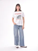 Remera color crudo con estampado de un pez rojo en el frente.