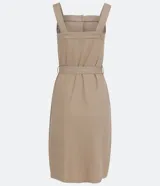 Vestido midi color beige con breteles anchos, escote cuadrado, botones frontales, bolsillos laterales y cinturón de tela con hebilla.