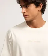 Remera masculina color crudo de algodón grueso, corte relaxed, cuello redondo, manga corta y estampa frontal con lettering y mapa.