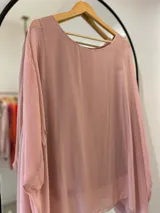 Blusa de seda italiana color rosa pálido, con cuello redondo, corte asimétrico y musculosa integrada.