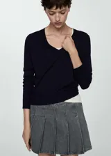 Sweater de punto fino color azul marino, con escote en V y mangas largas.