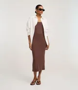 Vestido midi negro de punto roma, con escote cuadrado y corte ajustado.