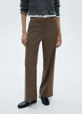Pantalón de vestir marrón con estampado a cuadros, tiro medio, corte recto y bolsillos laterales.