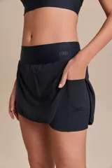 Pollera deportiva color verde lima, con short interno y bolsillo en la cintura.