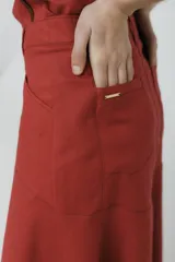 Falda midi negra de jean con costuras a contratono color ocre.