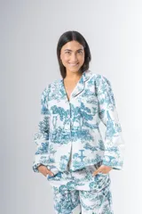 Pijama de algodón estampado, compuesto por una camisa de manga larga con botones y un pantalón recto con elástico en la cintura.