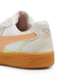Championes Puma Palermo Lamoda, color blanco con detalles en rosa y suela de goma color caramelo.