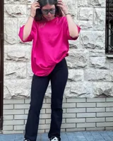 Calza larga negra de tiro alto, corte recto y ajuste al cuerpo. Confeccionada en algodón y lycra opaca, presenta una faja doble tela sin elástico superior para mayor sujeción y comodidad.