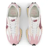 Championes urbanos New Balance modelo U327, de caña baja, color blanco, rosa y bordó, con detalles en beige y suela negra.
