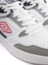Championes urbanos Umbro Shoots, color blanco con detalles en gris.