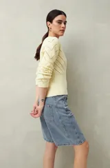Bermuda de jean azul de corte clásico y largo a la rodilla.