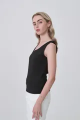 Musculosa negra, ajustada al cuerpo, con escote redondo y sin mangas.
