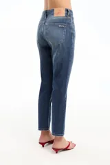 Jean skinny de tiro medio confeccionado en denim elastizado color azul medio. Cuenta con avíos marcarios Ginebra en níquel y badana de la marca.
