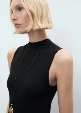 Vestido largo negro de tejido de punto fino, con cuello Perkins y sisas anchas.