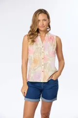 Musculosa de lino con estampado floral, cuello en V, cierre frontal con botones y bolsillos delanteros.