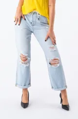 Jeans de tiro alto, con roturas en la parte frontal y cintura elastizada.