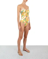 Traje de baño entero strapless con estampado floral en tonos naranja, verde, amarillo y celeste sobre fondo blanco.