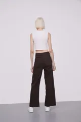 Top cropped blanco de algodón y elastano, al cuerpo y cuello a la base.