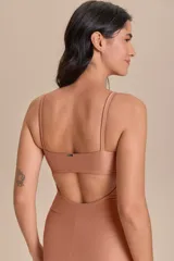 Jumpsuit corto color ladrillo con breteles finos, de tejido Allure® Adaptiv con superficie acanalada y ligero brillo.