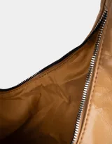 Cartera hobo color camel de cuerina, con cierre superior y asa de hombro.
