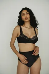 Soutien negro de lycra suave con detalles de encaje, aro grande y breteles regulables.